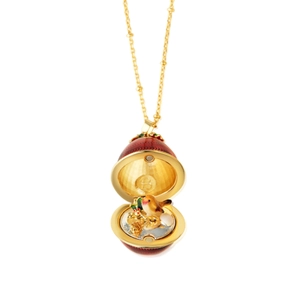 Détail du pendentif œuf ouvrant en émail rouge avec fermeture magnétique et petit oiseau