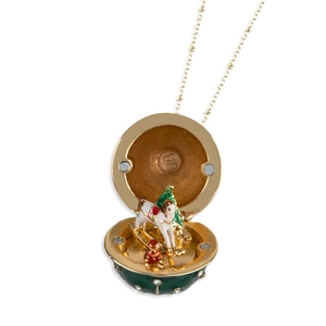 Détail du pendentif œuf vintage ouvrant avec sapin de Noël miniature et cheval à bascule