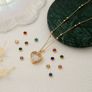 Herz-Medaillon-Halskette in Gold mit einem Set aus zwölf bunten Geburtssteinen