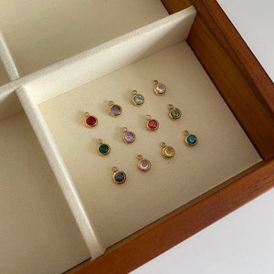 Lot de 12 pendentifs pierres de naissance colorées sur plateau en velours blanc