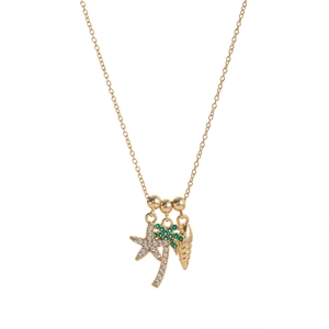 Dettaglio della collana in oro 14k con ciondoli a stella marina, palma e conchiglia