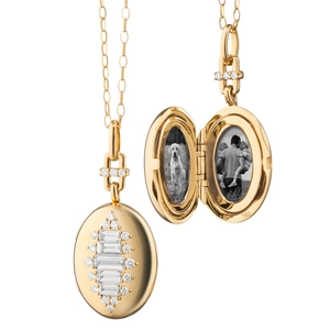 Macro view of 18K gold oval locket showing open compartment and 750 hallmark