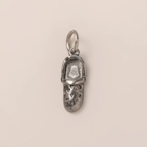 Miniatuur klompjes hanger in zilveren afwerking met hartvormige gaten en 18K goud plating