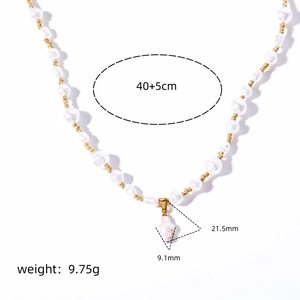 Collana con perle barocche e ciondolo a croce bianca con perline dorate 45cm
