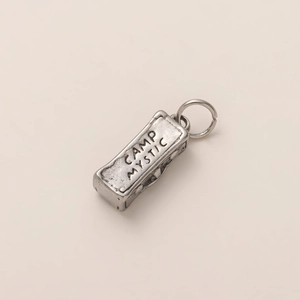 Zilveren rechthoekige titanium stalen hanger met CAMP MYSTIC gegraveerd ontwerp
