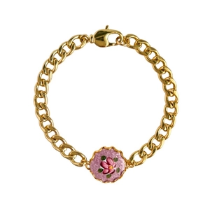 Détail du bracelet gourmette doré avec pendentif floral en émail violet et fermoir mousqueton