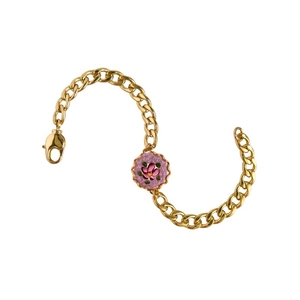 Détail du pendentif floral vintage sur bracelet chaîne gourmette dorée avec fermoir