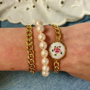 Ensemble de 3 bracelets vintage avec chaîne dorée, perles blanches et pendentif rose