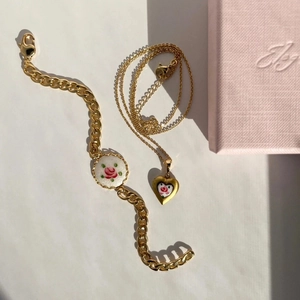 Parure de bijoux vintage avec collier pendentif rose dorée et bracelet assorti