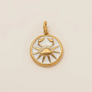 Pendentif zodiaque Cancer plaqué or 18K avec émail blanc et strass étincelants