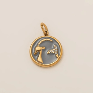 Pendentif Capricorne plaqué or 18K avec émail gris et détails en cristal