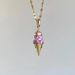 Détails du pendentif crème glacée avec perles roses et chaîne dorée pour femmes