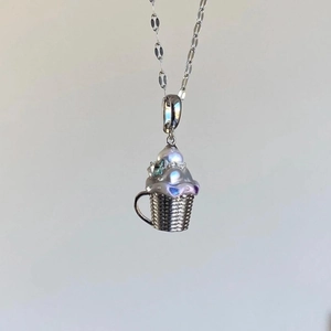 Collier élégant avec pendentif gâteau à la crème et perles en métal argenté poli