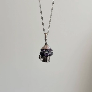 Collier avec pendentif cupcake élégant, perle irisée et cristaux violets sur chaîne argent