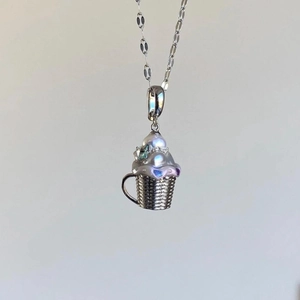 Collier de perles exquis avec pendentif luxueux en forme de cupcake pour femme