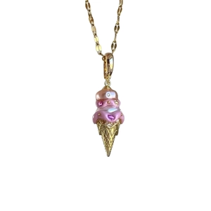 Collier avec pendentif cornet de glace rose et violet sur une chaîne dorée