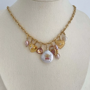 Gouden roestvrijstalen ketting met onregelmatige parels en vintage hartjes bedels