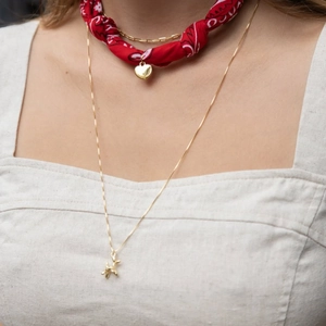Detail von Goldketten mit rotem Bandana-Herz und Ballonhund-Anhängern