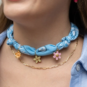 Choker-Set mit blauem Paisley-Stoff, Emaille-Blumenanhängern und goldener Schichtkette