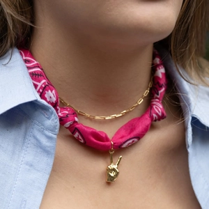 Zweilagige Goldkette und rosa Stoffkordelhalskette mit Victory-Hand-Anhänger
