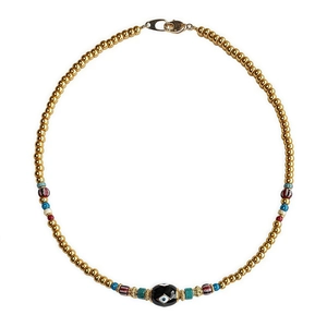 Detalle de collar de cuentas doradas con dije de ojo turco y cuentas de colores