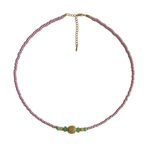 Detalle de collar de cuentas coloridas con colgante de ojo y cierre de mosquetón dorado