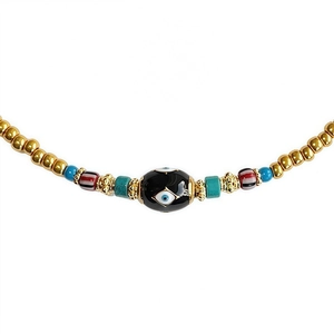 Collar colorido de acero inoxidable con cuentas, flores y ojo turco sobre fondo blanco