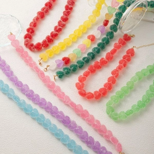 Collar de cuentas de corazón en resina esmerilada de colores con textura de caramelo