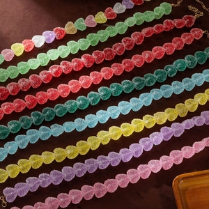 Collares de cuentas de corazón coloridas en resina con textura mate y cierre dorado