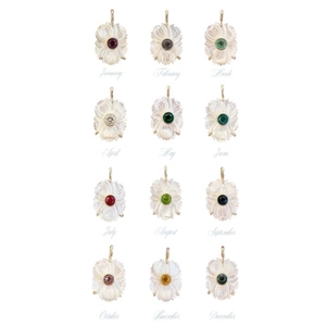 Colliers fleurs blanches minimalistes avec 12 pendentifs en pierres de naissance colorées