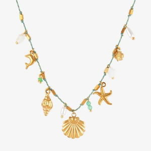 Detail der 18k Gold Ozean-Halskette mit Seestern, Muscheln und blauem Webseil