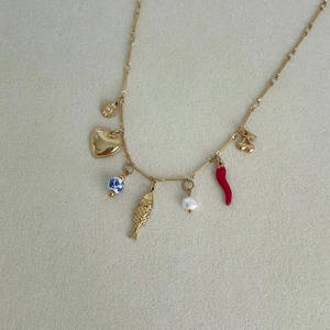 Gouden ketting met matroosluiting, onregelmatige parel en diverse hangers