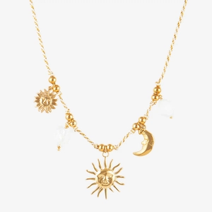 Detail von 18 Karat vergoldeten Sonnen und Mond Anhängern an einer geflochtenen Halskette