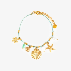 Nahaufnahme von blauem Flechtarmband mit goldenen Ozean-Anhängern und Muscheln