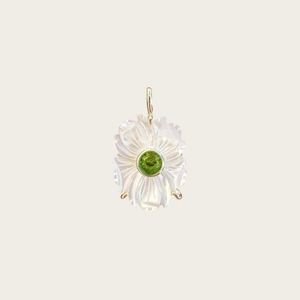 Vue détaillée d'un pendentif fleur blanche avec un zircon vert étincelant au centre