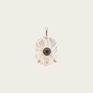 Détail du pendentif fleur en nacre blanche avec pierre précieuse sombre et griffes en or