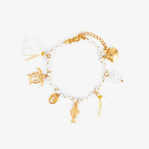 Detailaufnahme von Ozean-Charm-Armband mit S.Steel Gravur und weißen Quasten-Anhängern