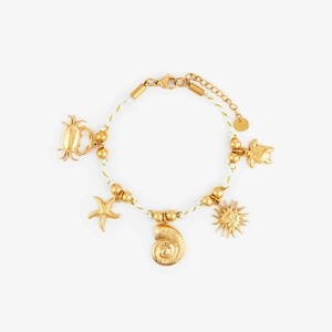 Detailansicht eines geflochtenen Armbands mit goldenen Krabben-, Seestern-Anhängern