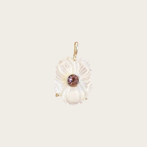 Détail du pendentif fleur en nacre blanche avec pierre violette en plaqué or