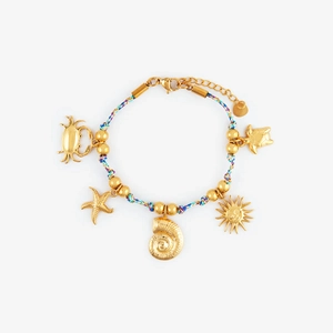 Makro-Detail von goldenen Anhängern wie Krabbe und Seestern an einem geflochtenen Armband