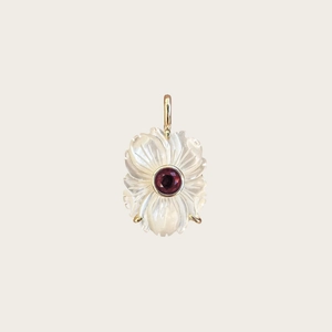 Gros plan d'un pendentif fleur en nacre blanche sculptée avec zircon rouge serti d'or