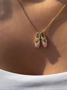 Detailopname van de ballet schoen hanger ketting met roze emaille en sprankelende kristallen