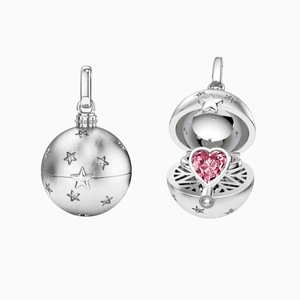 Detalle de medallón de estrella en plata S925 que muestra un cristal de corazón rosa