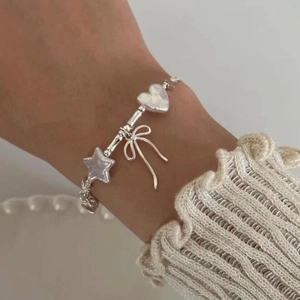 Süßes silbernes Perlenarmband mit Herz, Sternmuschel-Anhängern und einer zarten Schleife