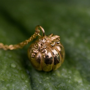 Collana con ciondolo a zucca vintage per Halloween con trama dettagliata e catena dorata