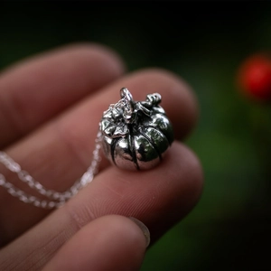 Collana con ciondolo a zucca vintage in argento con trama a rilievo per Halloween