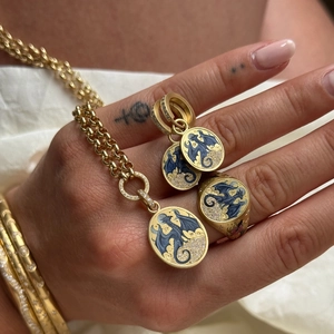 Set de joyas bañadas en oro con dragón de esmalte azul, pendientes y anillo en mano