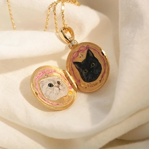 Detalle de un relicario dorado con retratos de mascotas personalizados y cristales