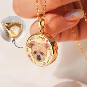 Detalle del relicario de luna dorado con diseño floral de perro y compartimento interior