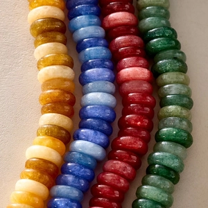 Macrodetail van kleurrijke doorschijnende kralen voor een gepersonaliseerde sjaalketting